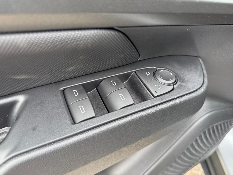 Chevrolet Equinox EV Vehicle Full-screen Gallery Image 11