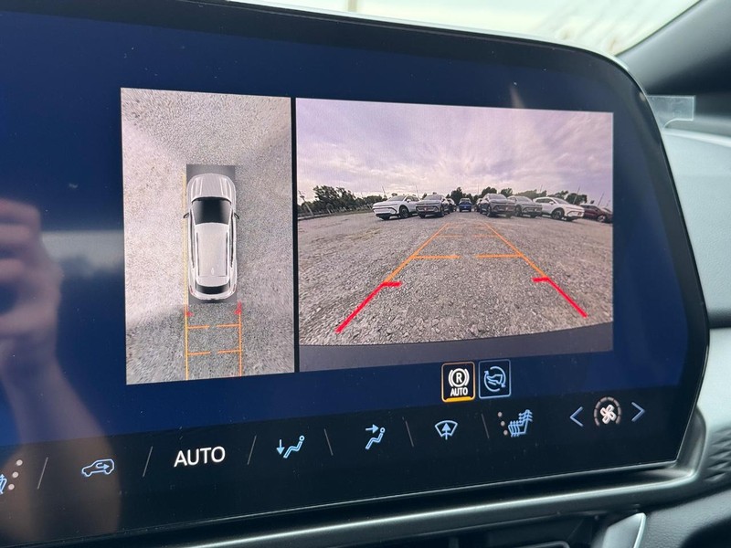 Chevrolet Equinox EV Vehicle Full-screen Gallery Image 16