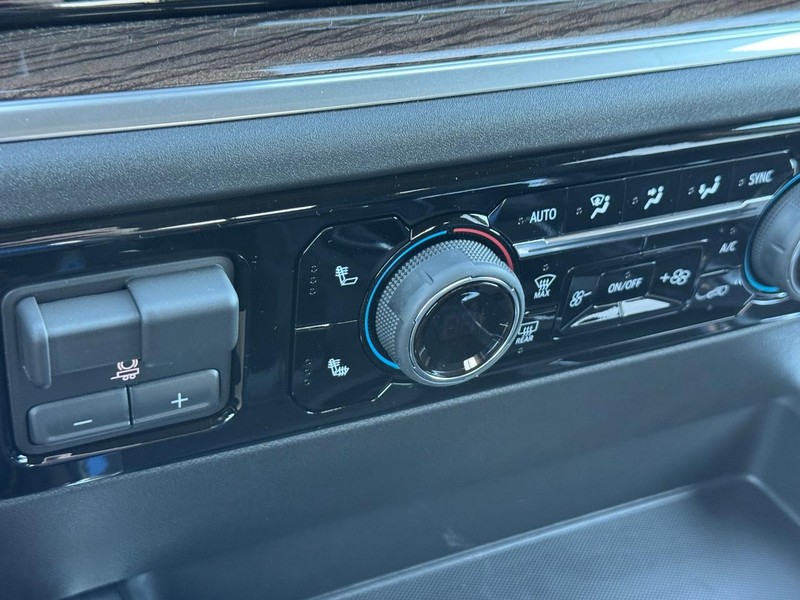 Chevrolet Silverado 1500 Vehicle Full-screen Gallery Image 15