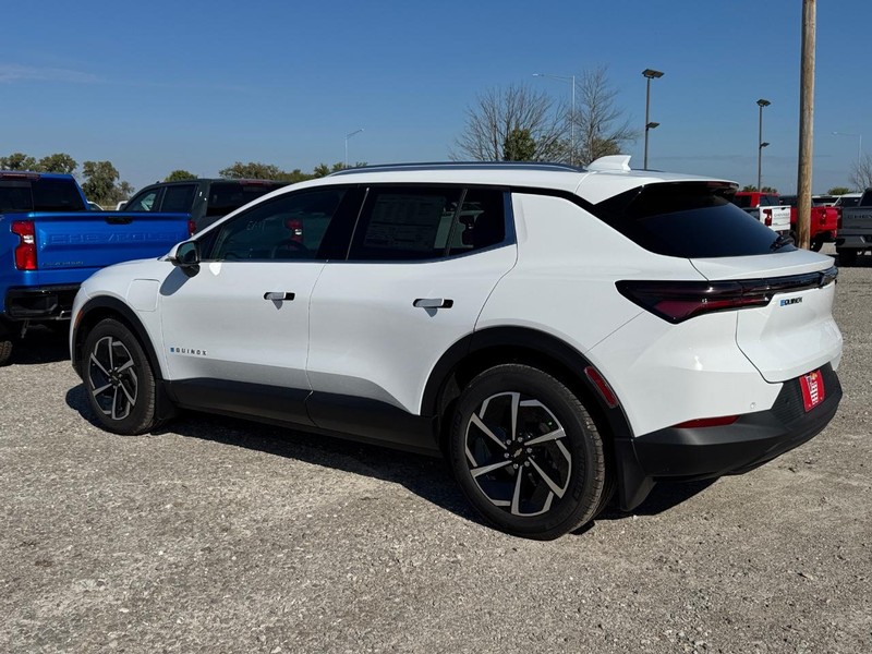 Chevrolet Equinox EV Vehicle Full-screen Gallery Image 3