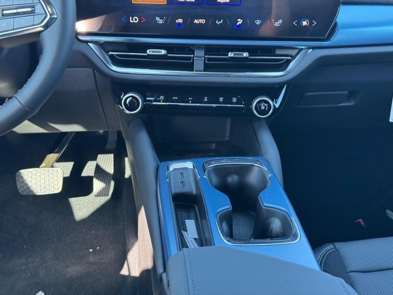 Chevrolet Equinox EV Vehicle Full-screen Gallery Image 9