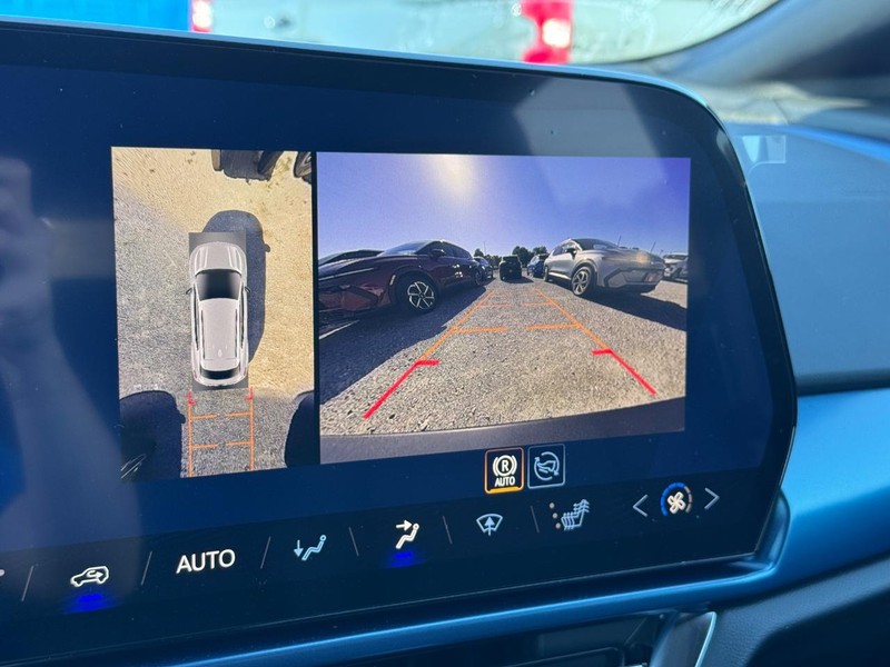 Chevrolet Equinox EV Vehicle Full-screen Gallery Image 16