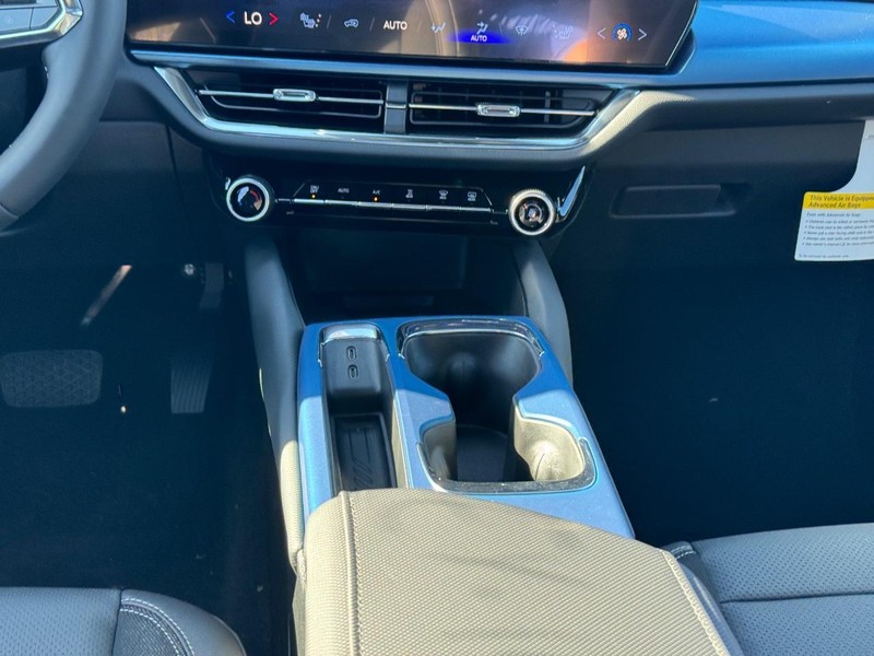 Chevrolet Equinox EV Vehicle Full-screen Gallery Image 10