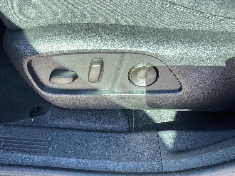 Chevrolet Equinox Vehicle Full-screen Gallery Image 10