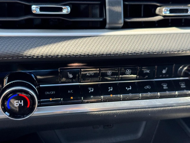 Chevrolet Equinox Vehicle Full-screen Gallery Image 15