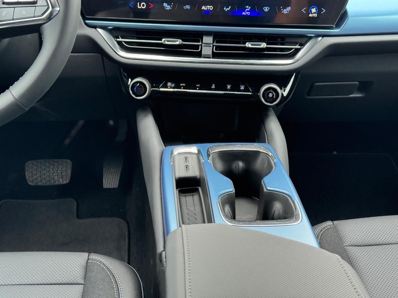 Chevrolet Equinox EV Vehicle Full-screen Gallery Image 9
