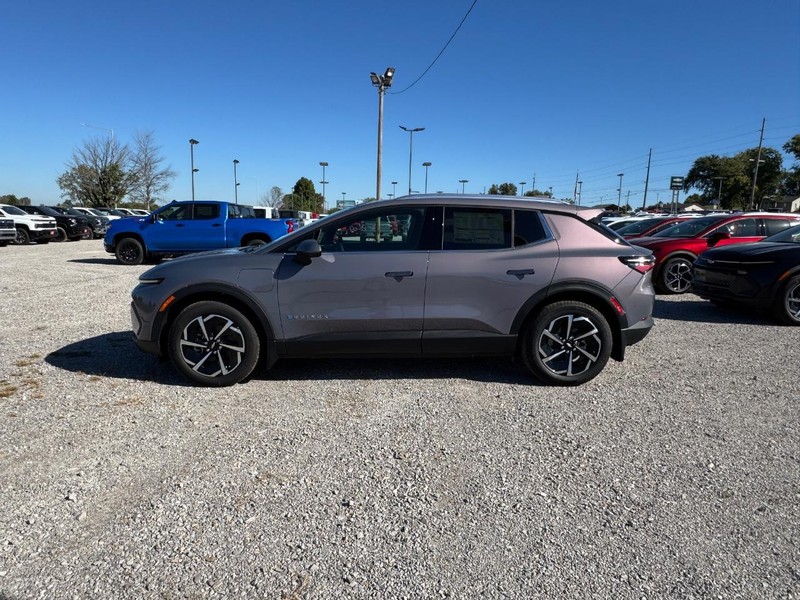 Chevrolet Equinox EV Vehicle Full-screen Gallery Image 2