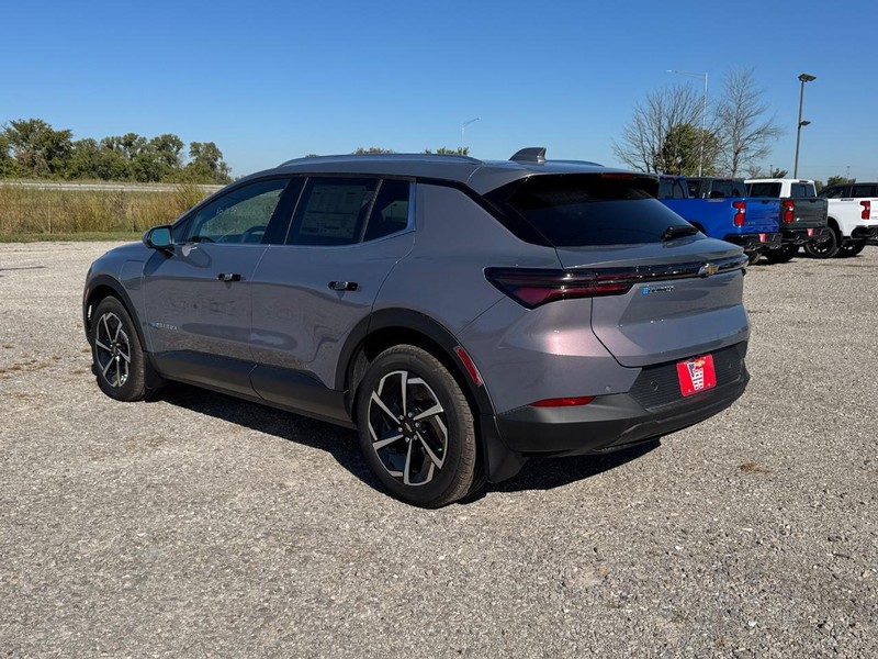 Chevrolet Equinox EV Vehicle Full-screen Gallery Image 3