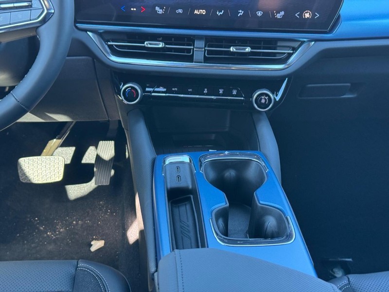 Chevrolet Equinox EV Vehicle Full-screen Gallery Image 9