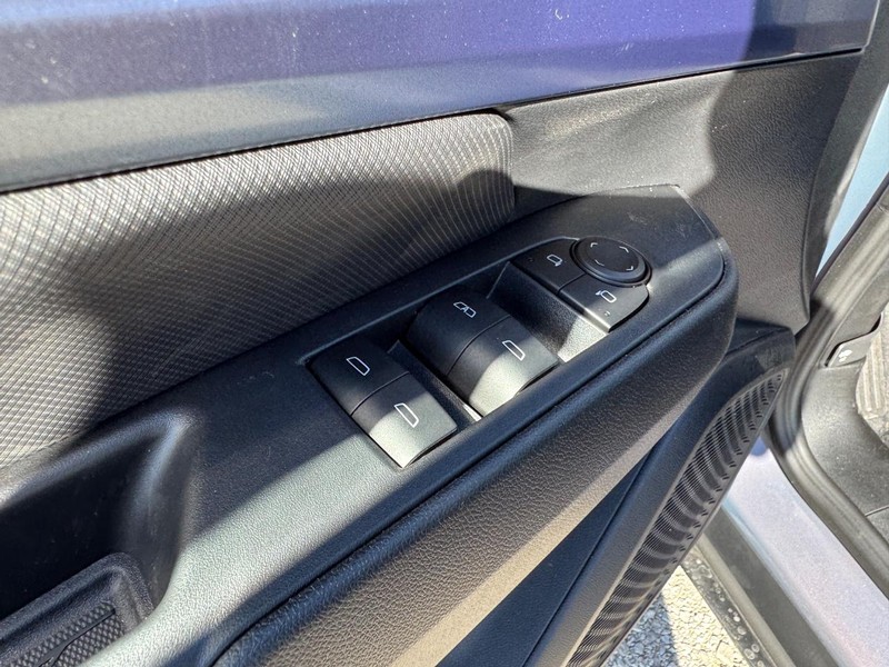 Chevrolet Equinox EV Vehicle Full-screen Gallery Image 11