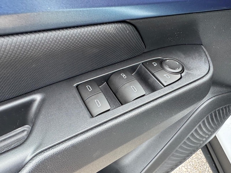 Chevrolet Equinox EV Vehicle Full-screen Gallery Image 11