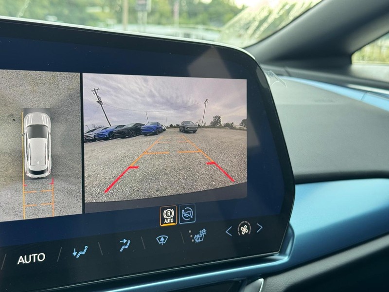 Chevrolet Equinox EV Vehicle Full-screen Gallery Image 16