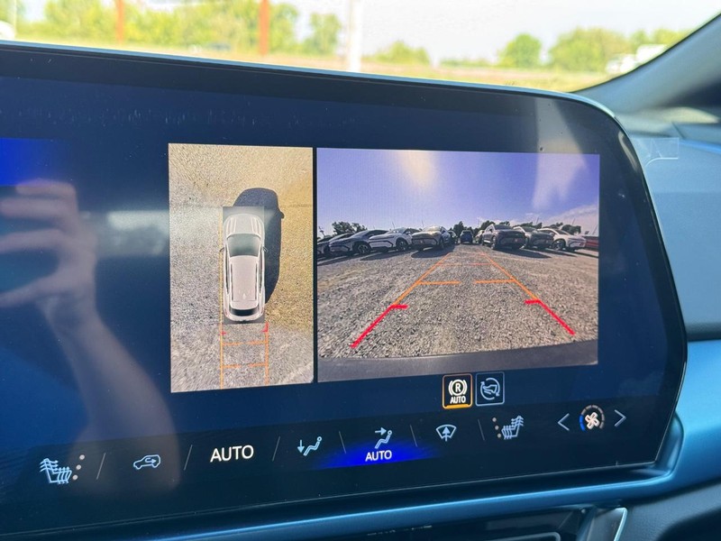 Chevrolet Equinox EV Vehicle Full-screen Gallery Image 16