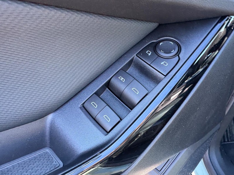 Chevrolet Equinox Vehicle Full-screen Gallery Image 11