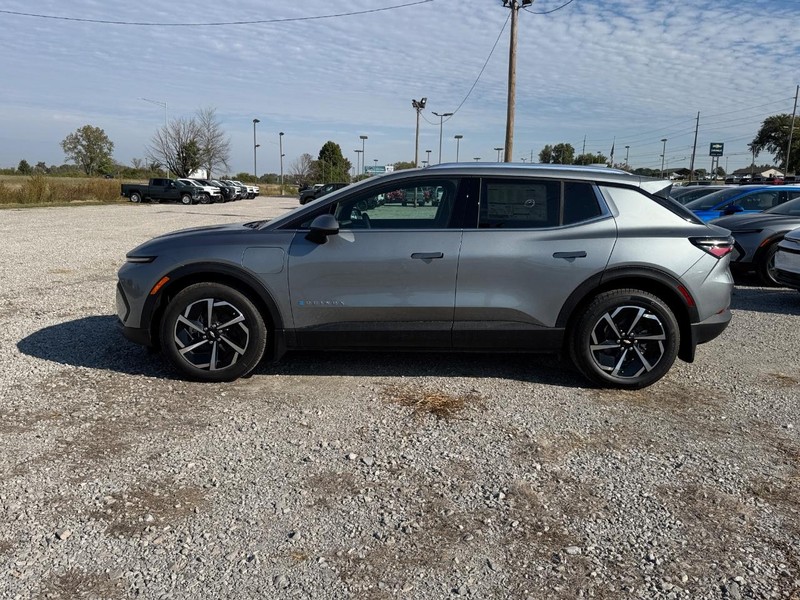Chevrolet Equinox EV Vehicle Full-screen Gallery Image 2
