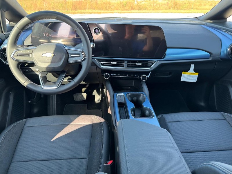 Chevrolet Equinox EV Vehicle Full-screen Gallery Image 6