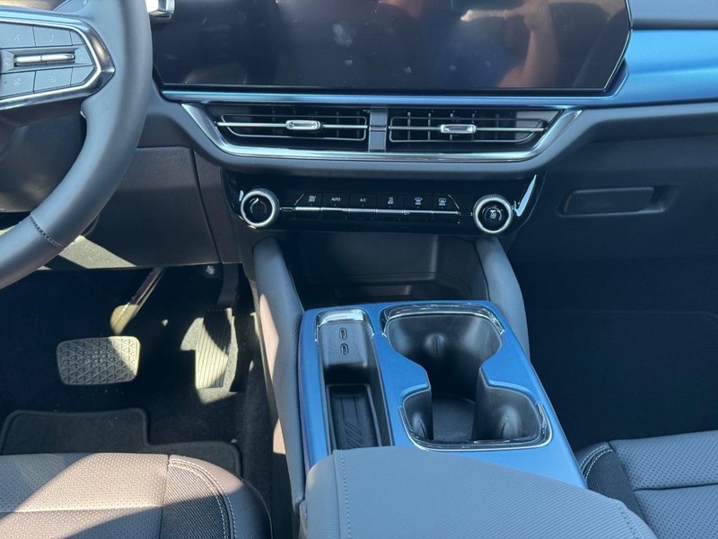 Chevrolet Equinox EV Vehicle Full-screen Gallery Image 9