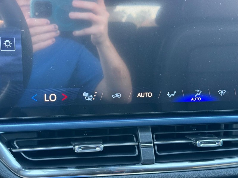 Chevrolet Equinox EV Vehicle Full-screen Gallery Image 15