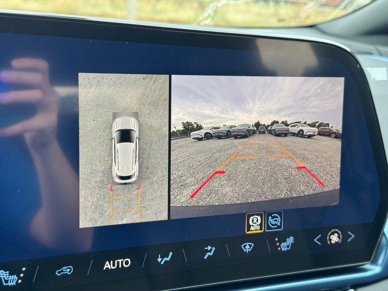 Chevrolet Equinox EV Vehicle Full-screen Gallery Image 15