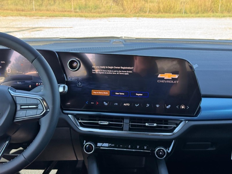 Chevrolet Equinox EV Vehicle Full-screen Gallery Image 8