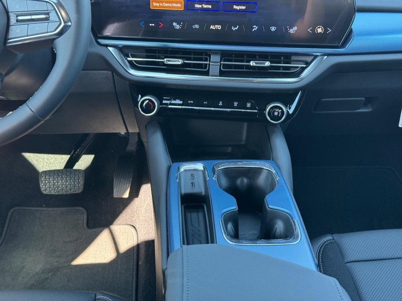 Chevrolet Equinox EV Vehicle Full-screen Gallery Image 9