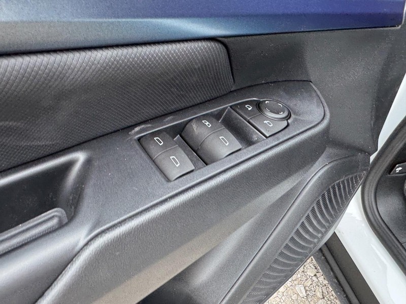 Chevrolet Equinox EV Vehicle Full-screen Gallery Image 12