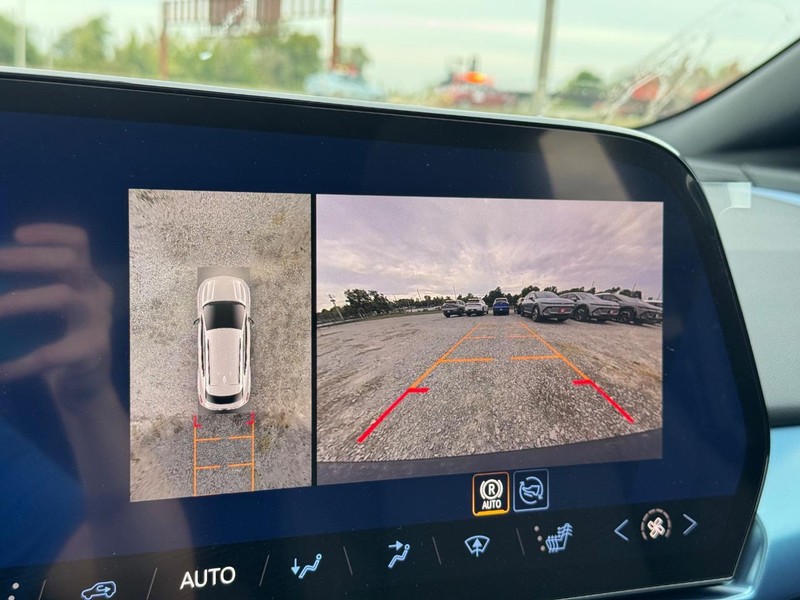 Chevrolet Equinox EV Vehicle Full-screen Gallery Image 16