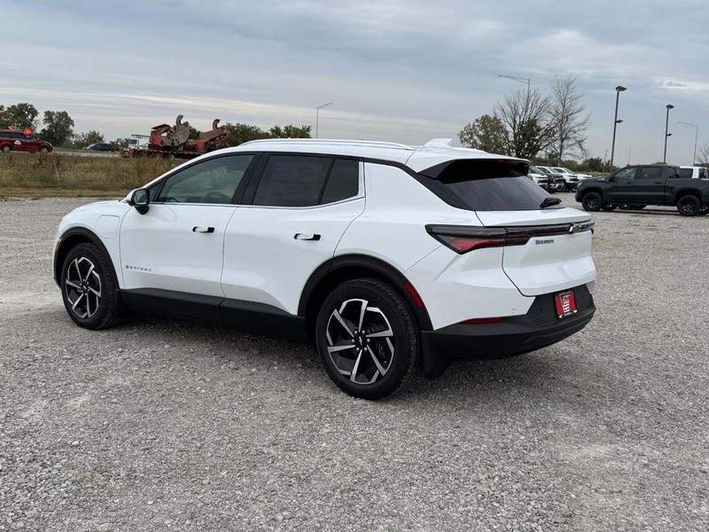 Chevrolet Equinox EV Vehicle Full-screen Gallery Image 3