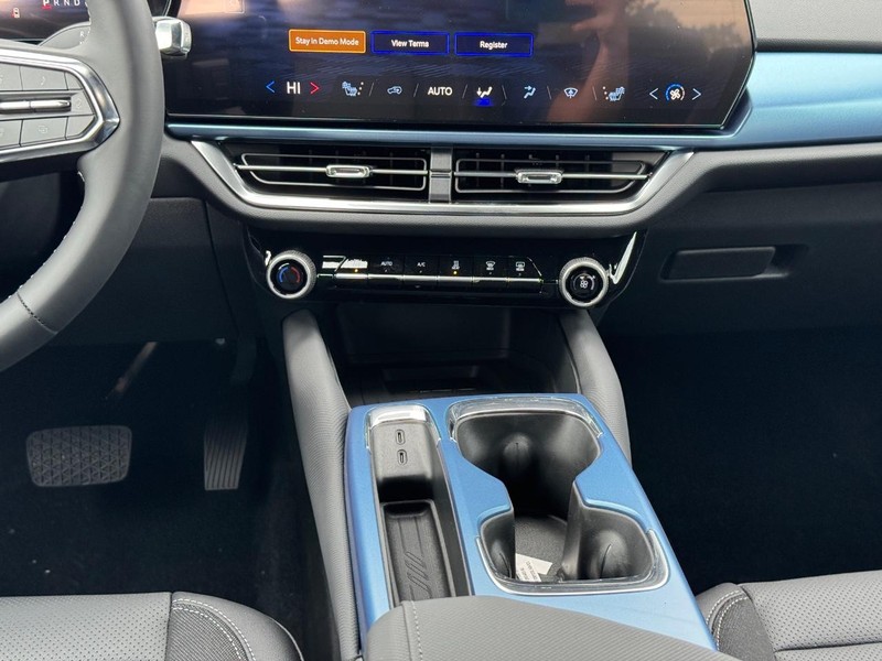 Chevrolet Equinox EV Vehicle Full-screen Gallery Image 9