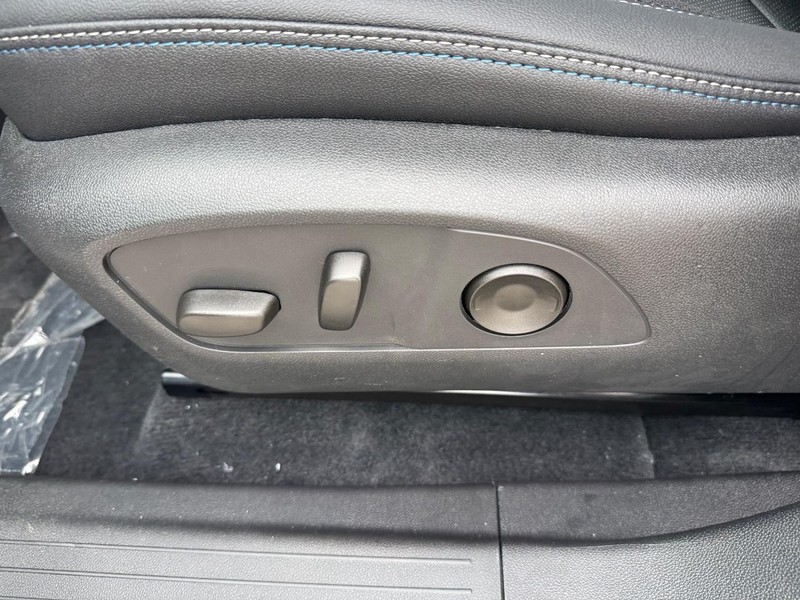 Chevrolet Equinox EV Vehicle Full-screen Gallery Image 10