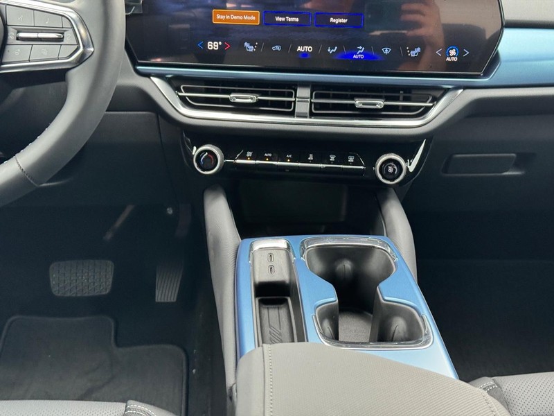 Chevrolet Equinox EV Vehicle Full-screen Gallery Image 9