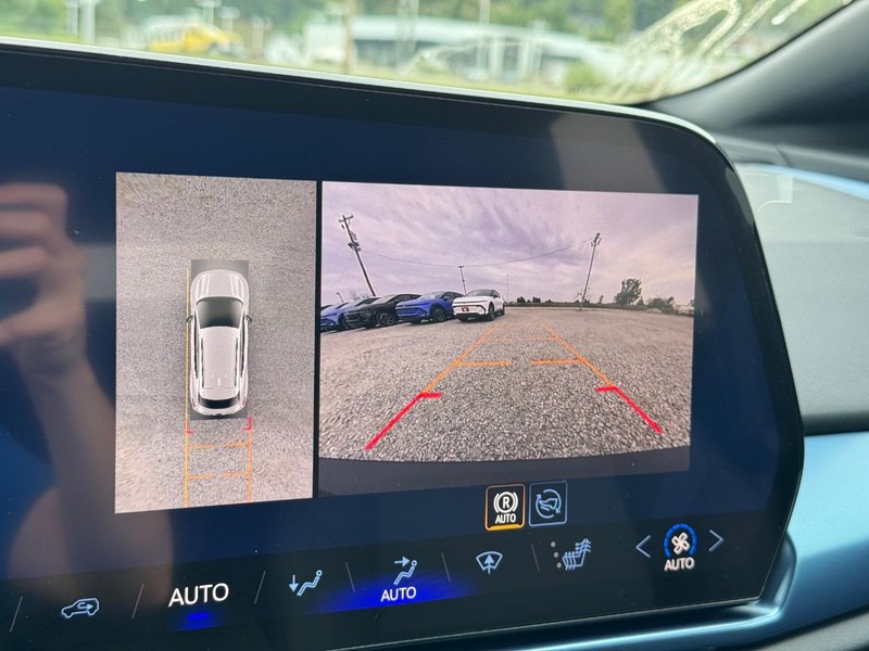 Chevrolet Equinox EV Vehicle Full-screen Gallery Image 16