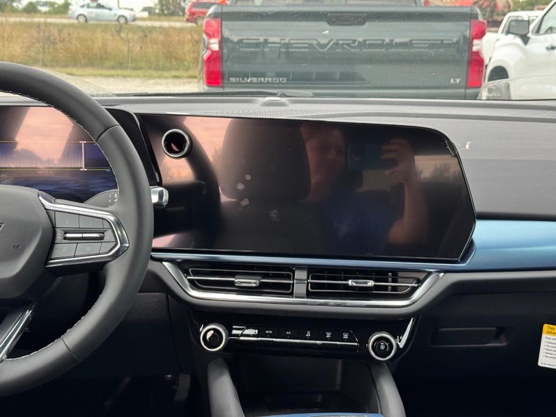 Chevrolet Equinox EV Vehicle Full-screen Gallery Image 8