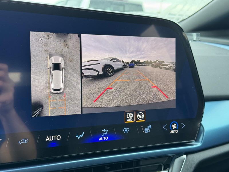 Chevrolet Equinox EV Vehicle Full-screen Gallery Image 16