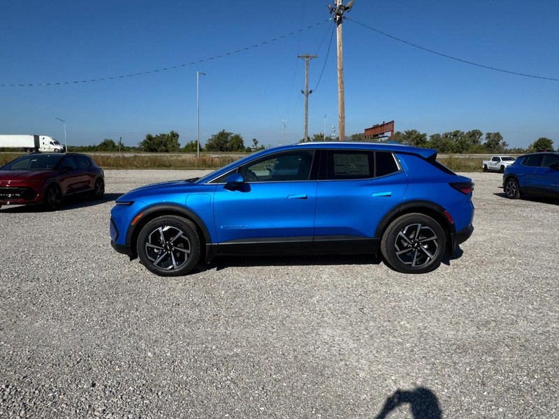 Chevrolet Equinox EV Vehicle Full-screen Gallery Image 2