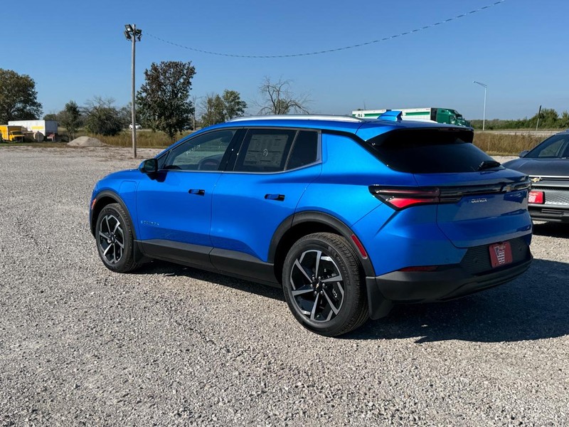 Chevrolet Equinox EV Vehicle Full-screen Gallery Image 3