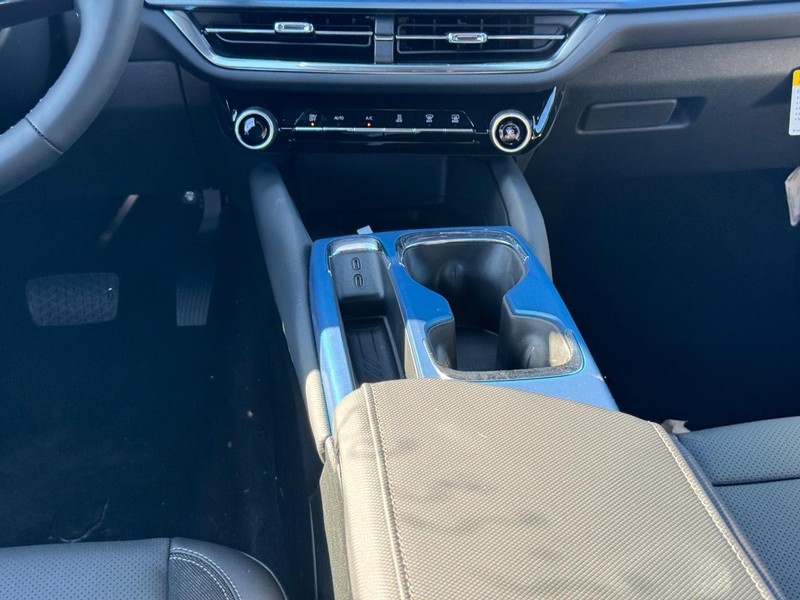 Chevrolet Equinox EV Vehicle Full-screen Gallery Image 9