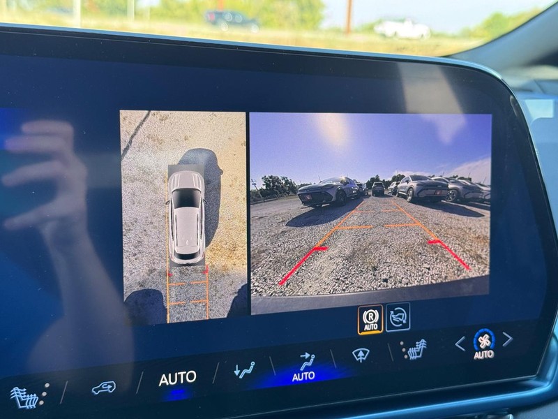 Chevrolet Equinox EV Vehicle Full-screen Gallery Image 16