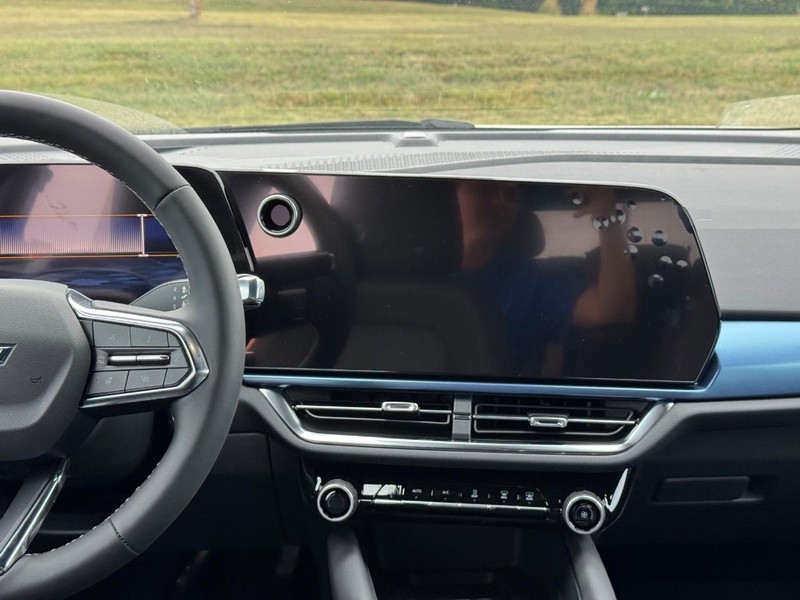 Chevrolet Equinox EV Vehicle Full-screen Gallery Image 8