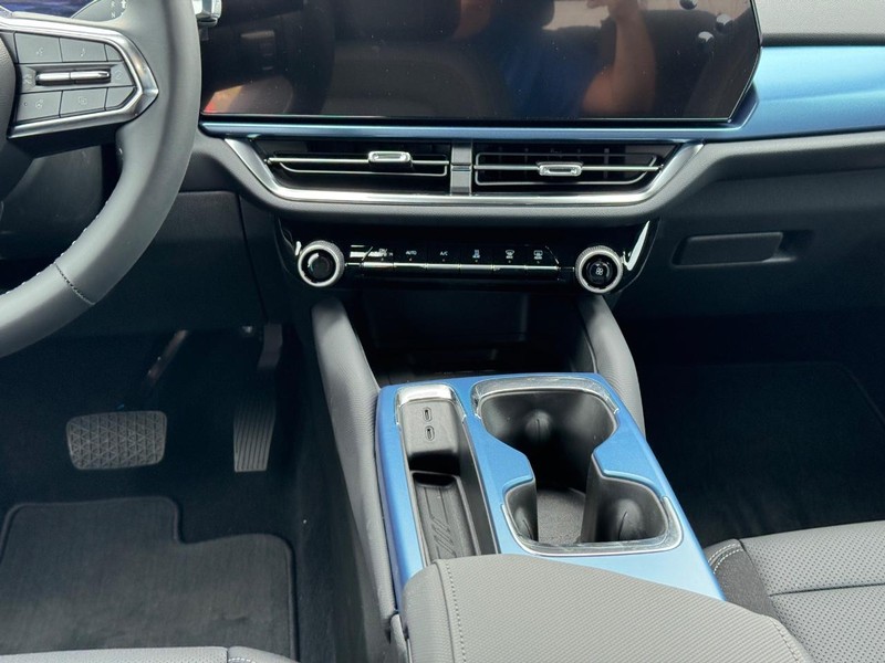 Chevrolet Equinox EV Vehicle Full-screen Gallery Image 9