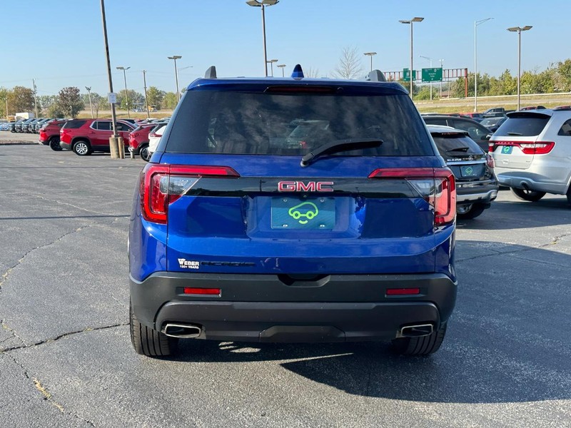 GMC Acadia Vehicle Full-screen Gallery Image 4