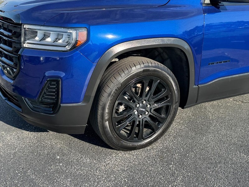 GMC Acadia Vehicle Full-screen Gallery Image 9