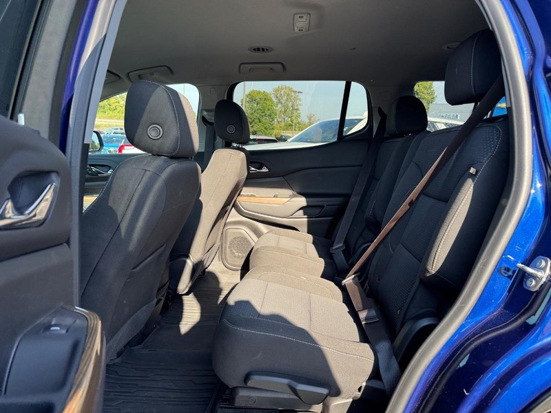 GMC Acadia Vehicle Full-screen Gallery Image 10