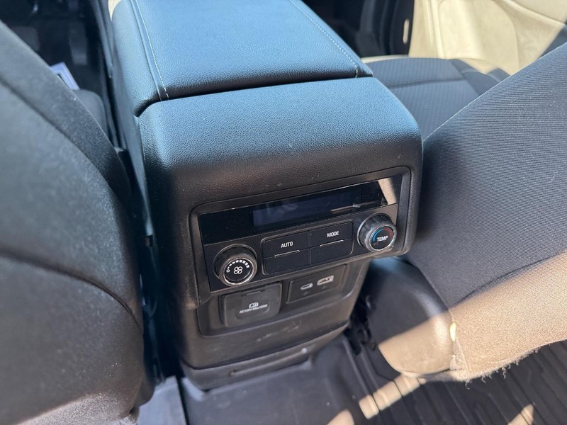 GMC Acadia Vehicle Full-screen Gallery Image 12