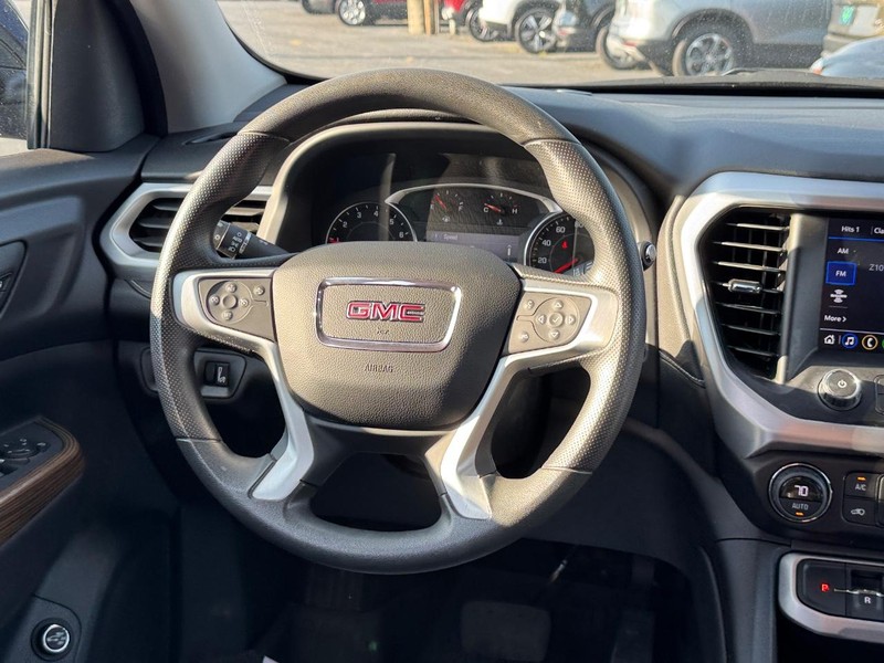 GMC Acadia Vehicle Full-screen Gallery Image 14