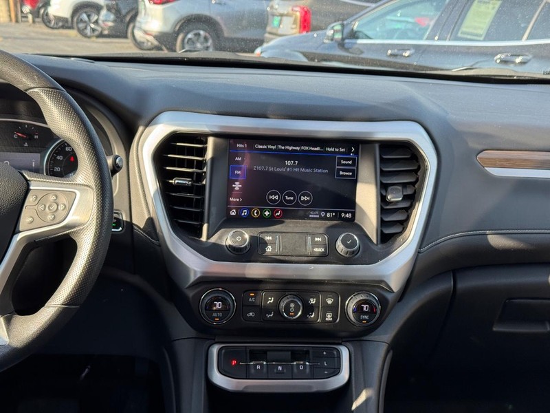 GMC Acadia Vehicle Full-screen Gallery Image 15