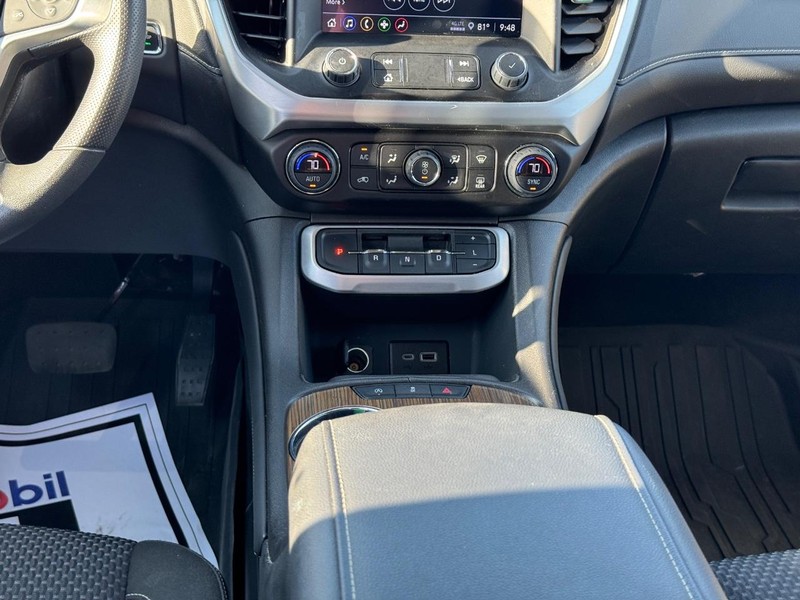 GMC Acadia Vehicle Full-screen Gallery Image 16