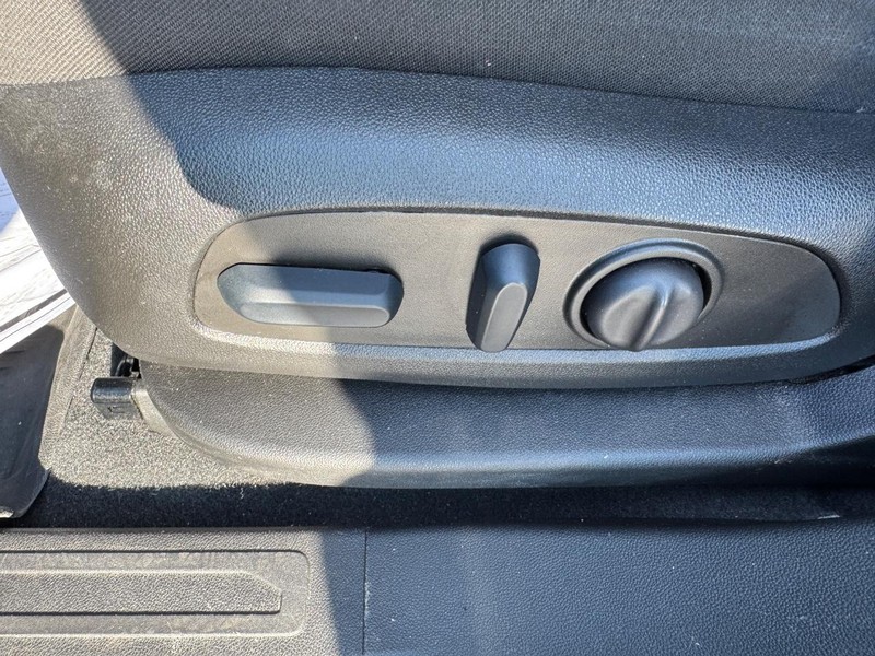 GMC Acadia Vehicle Full-screen Gallery Image 17