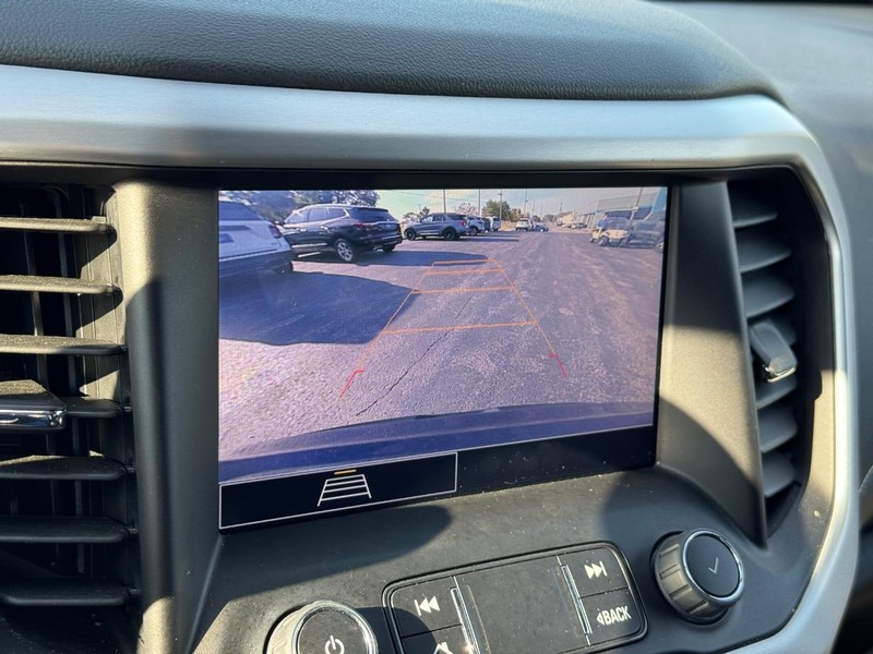 GMC Acadia Vehicle Full-screen Gallery Image 23