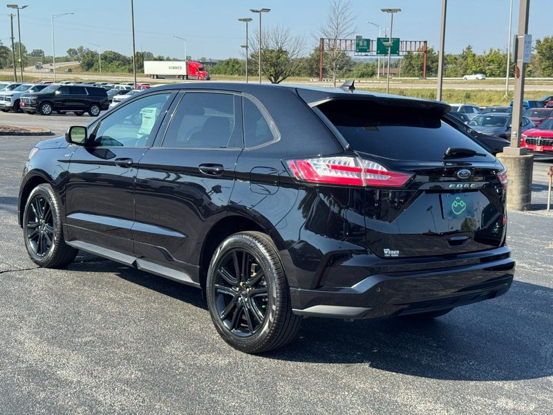 Ford Edge Vehicle Full-screen Gallery Image 3